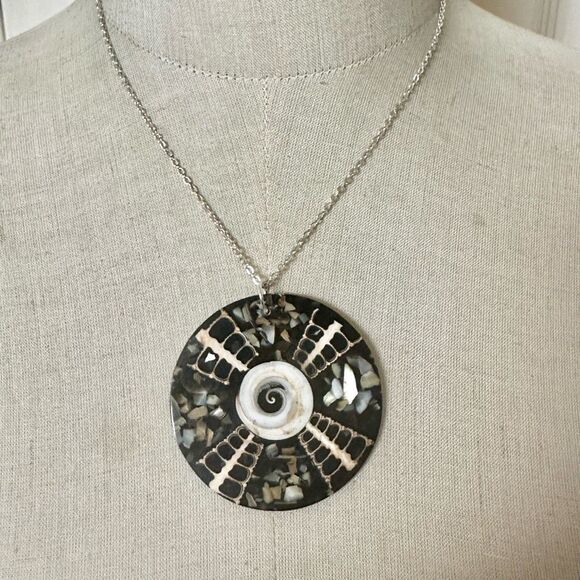 Large abalone round pendant necklace - Picture 1 of 9